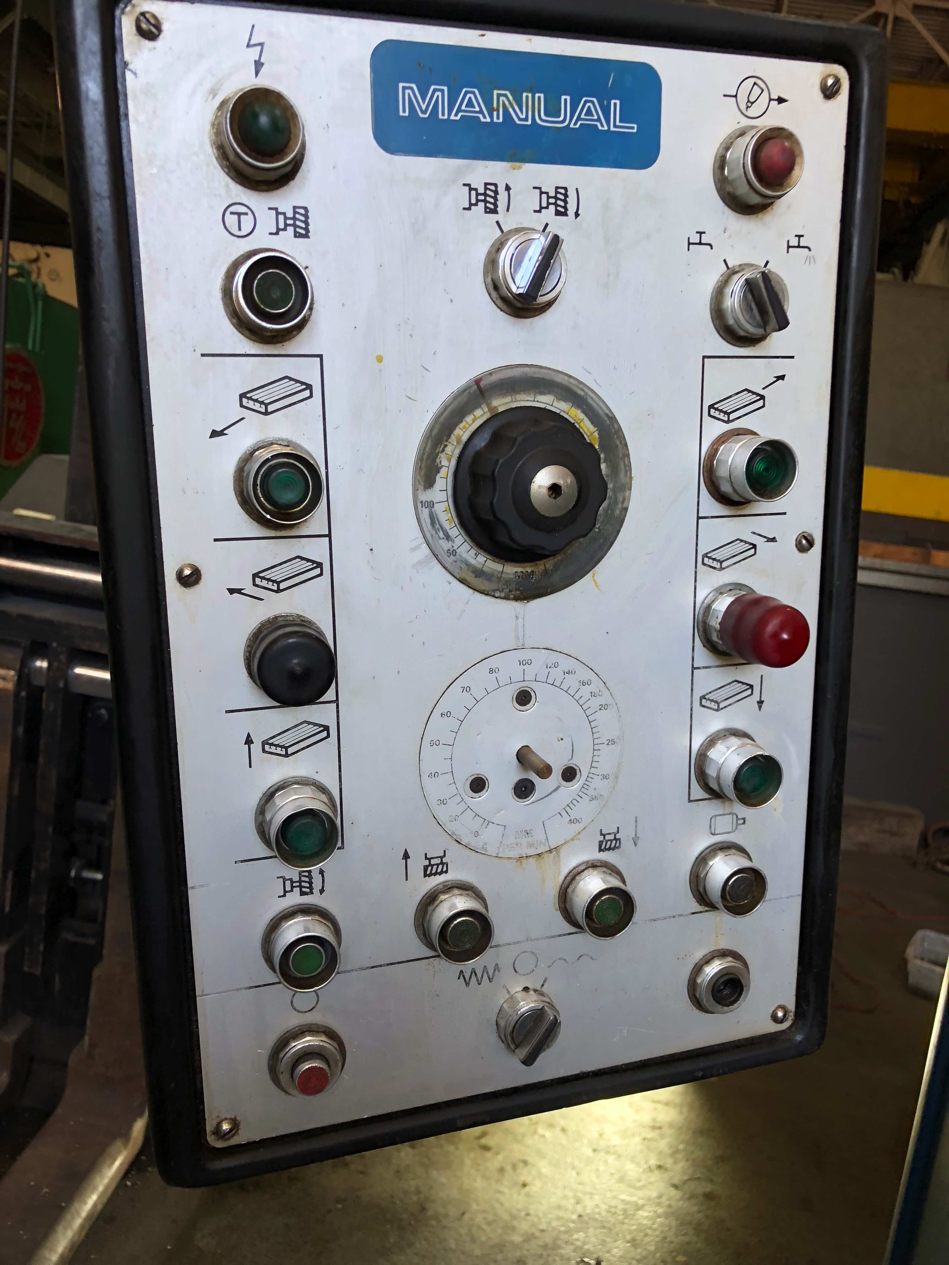 7.5HP Parkson M1250 Vertical Milling Machine