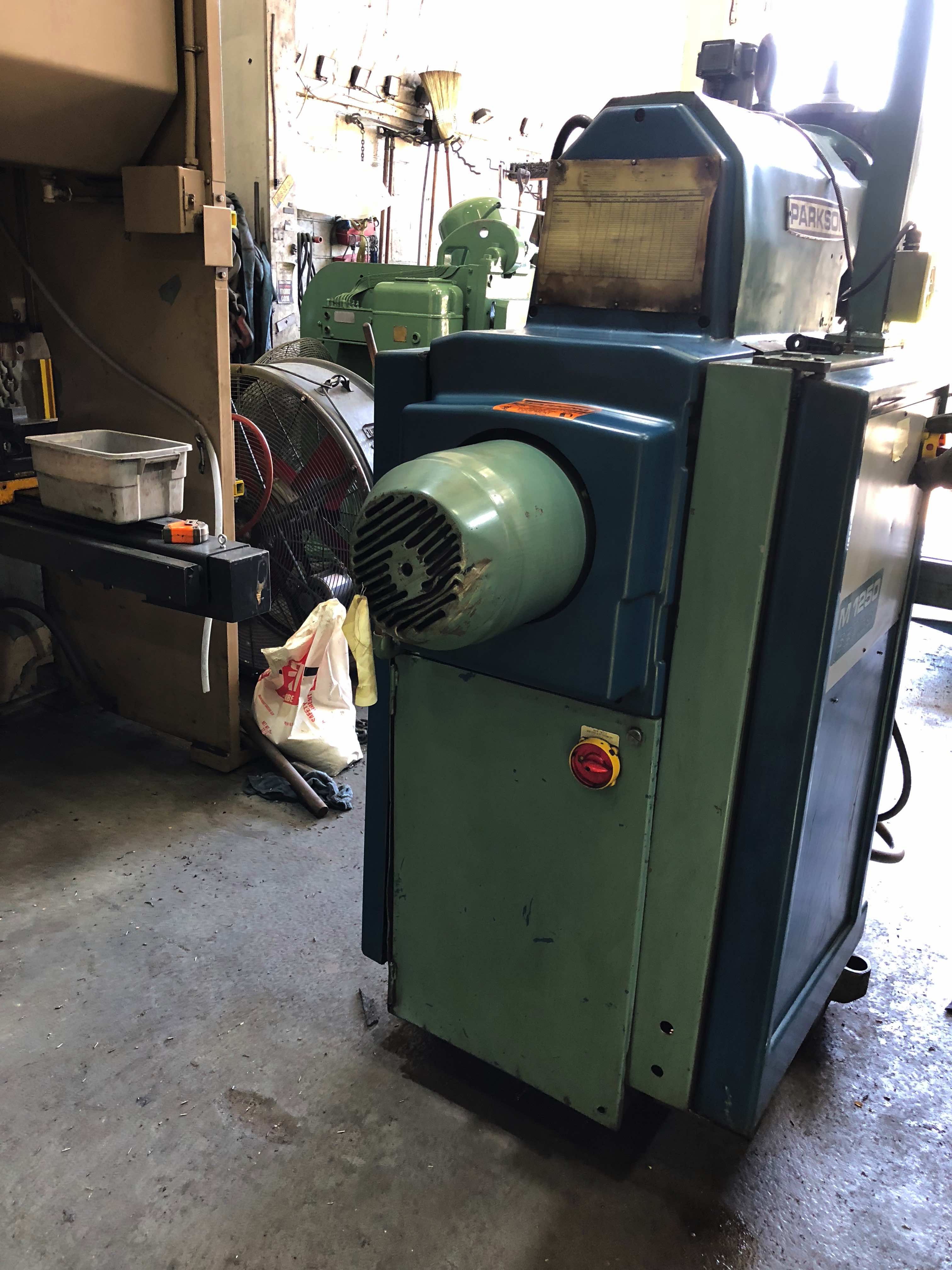 7.5HP Parkson M1250 Vertical Milling Machine